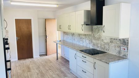 3 bedroom Bungalow To Let - Photo 5