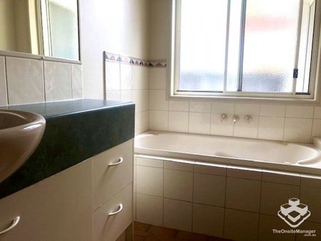 Spacious Unfurnished 3 Bedroom 3bathroom Villa Within Gated Community - Photo 2