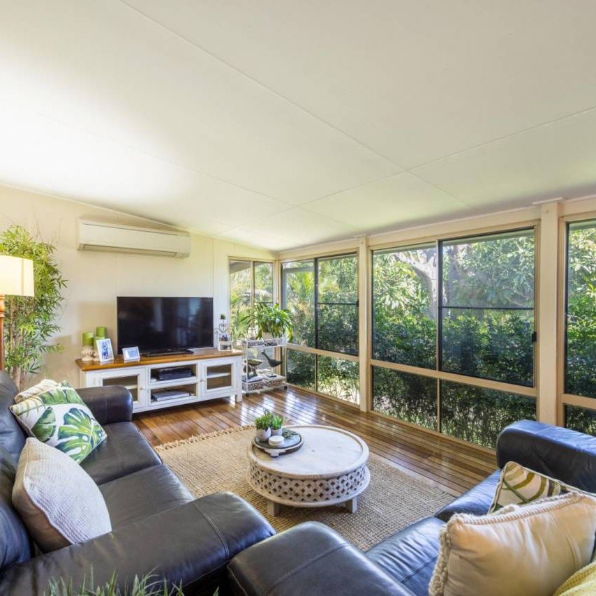 DUAL LIVING - 4 BEDROOM HOME PLUS GRANNY FLAT - Photo 1