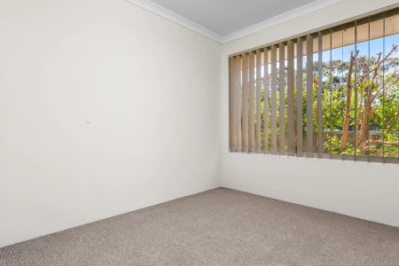 Spacious Four Bedroom Contemporary Home - Photo 5