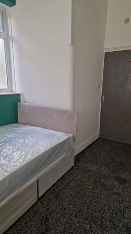 1 bedroom in a flat share to rent - Photo 3