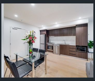 Private & Convenient Living with a Dedicated Study in Coburg - Photo 6