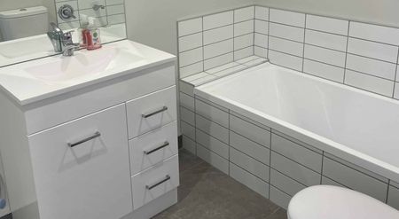 Modern, well kept two bedroom apartment - Photo 3