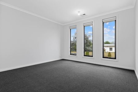 Stylish Family Living with Hills Views in Windsor Gardens - Photo 4