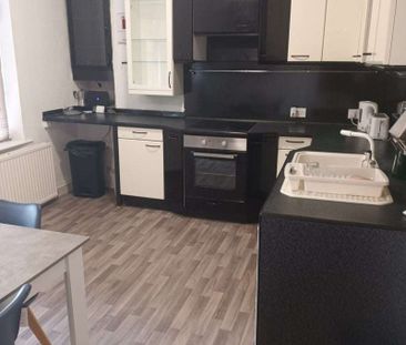 🌿Victoria Park | Professional Houseshare🌿 Room 2 - Photo 1