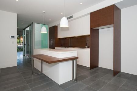 DESIGNER FIVE BEDROOM BOUTIQUE TERRACE ON LONG OR SHORT LEASE! - Photo 2