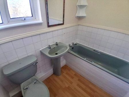 Harding Way, Cambridge £1,650 pcm ⓘ The monthly or weekly payment required by the landlord. Read our glossary page , 3 bedrooms, detached house, to let * Tenant info - Photo 5