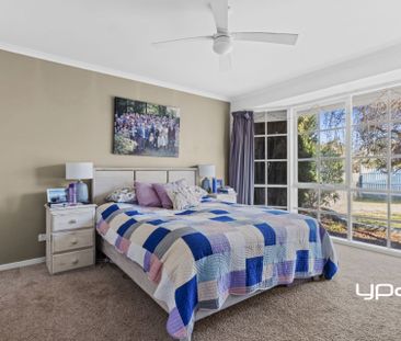 Great Court Location home that ticks all the Boxes. - Photo 1