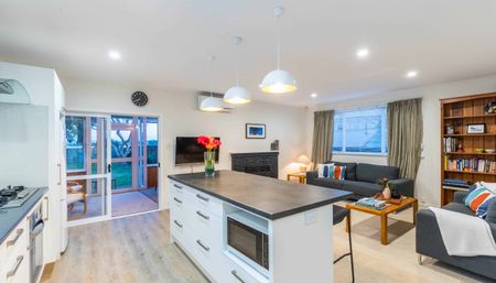 Stunning Mt Wellington Three Bed - Photo 4