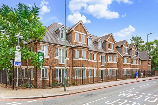 Bright two bedroom, two bathroom flat near Kew Gardens with off-street parking and access to communal gardens. - Photo 1