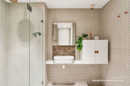 Luxurious 2 bed haven in award-winning complex offered - Furnished - Photo 3