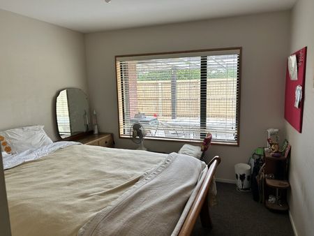 Spacious living - Photo 2