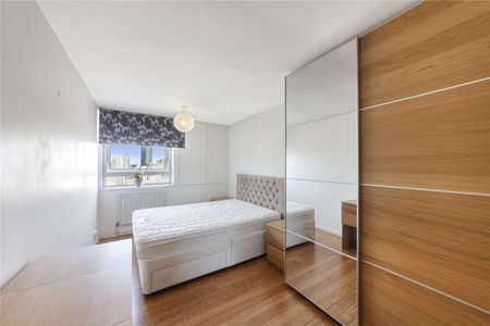 Three bedroom ex-local apartment overlooking Canary Wharf. - Photo 4