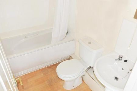 3 bedroom ground floor flat to rent - Photo 2