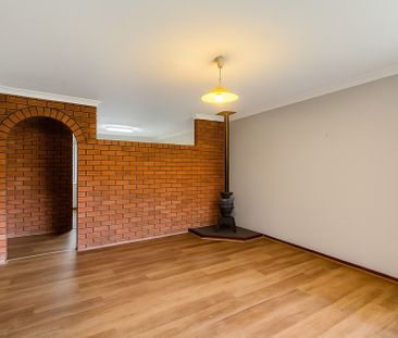 "Freshly Updated Villa with New Floors, Blinds & Air Con Comfort" - Photo 1