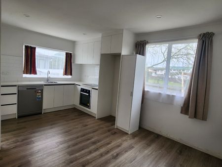 Weymouth - 3 Bedroom Home With Spacious Section - Photo 3