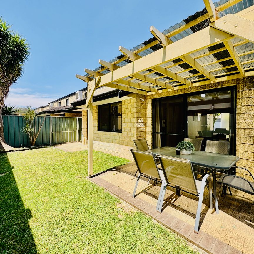 Beautifully Furnished 3 Bedroom, 2 Bathroom Modern Townhouse - Photo 1