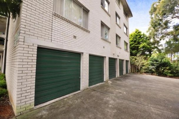 Top floor corner apartment with leafy views - Photo 1