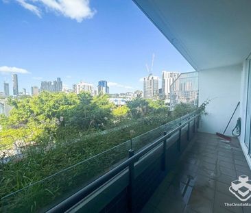 UNFURNISHED 2 BEDROOM APARTMENT IN WEST END WITH CITY VIEWS - Photo 3