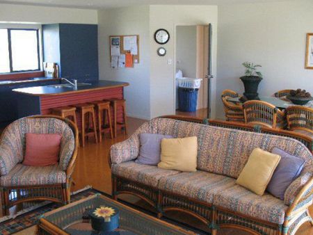 Castleview Rd - Attractive Holiday Rental - Photo 3