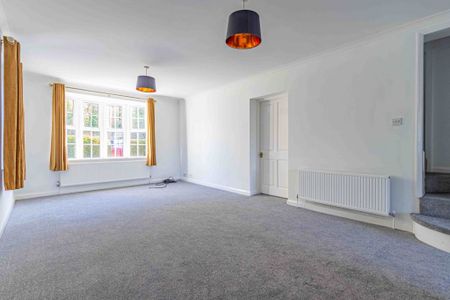 4 bed Semi Detached for rent - Photo 2