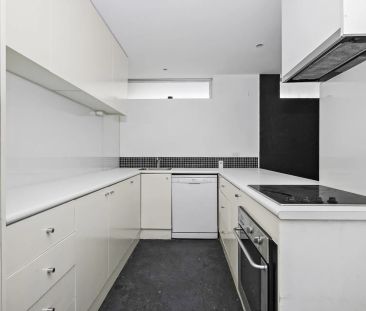 Spacious Two-Bedroom Townhouse in Prime South Yarra Location - Photo 1