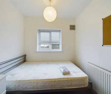 4 bedroom semi-detached house to rent - Photo 5