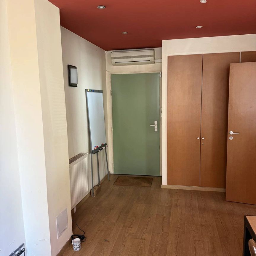 Titre : Local à louer de 57,41 m² à Suresnes - Photo 1