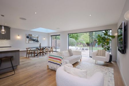 5 bedroom detached house to rent - Photo 2