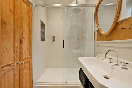 Short let: all bills included. Superb converted barn with an idyllic private garden set in a beautiful private and secure estate. - Photo 5