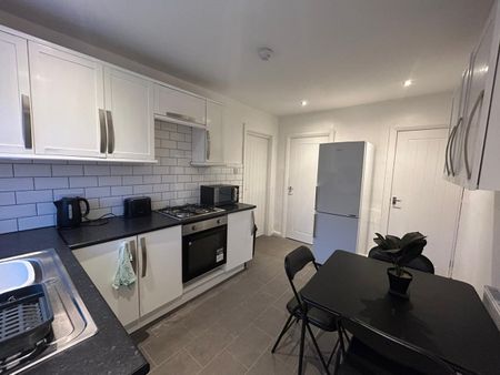 3 Bed End Terrace, Neville Terrace, LS9 - Photo 5