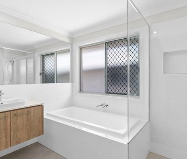 SPECTACULAR 4 BEDROOM FAMILY HOME IN GREAT LOCATION! - Photo 4