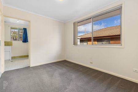 1-bedroom single level flat in a great location - Photo 3