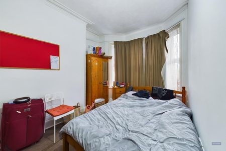 5 bedroom House To Let - Photo 4