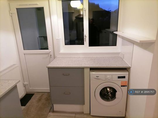 3 bedroom end of terrace house to rent - Photo 1