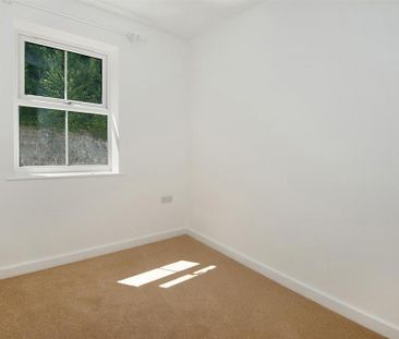 3 bedroom end of terrace house to rent - Photo 2