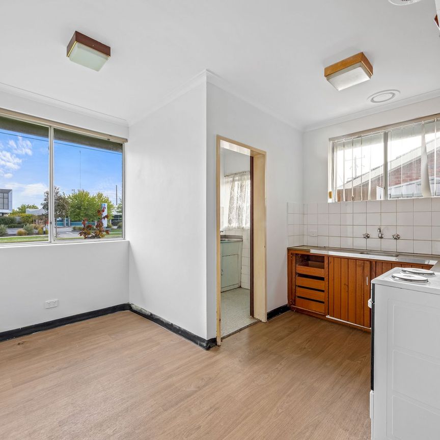 2 BEDROOM UNIT IN GREAT LOCATION – CLOSE TO SHOPPING CENTRES AND TRAIN STATION - Photo 1