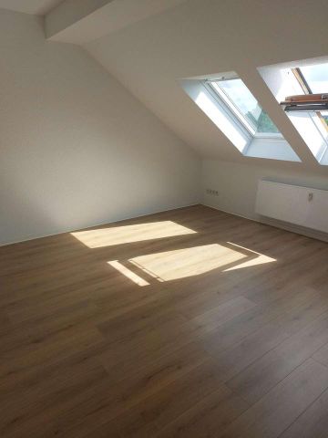 ✨Neu! Tolle & attraktive Dachgeschosswohnung mit neuer Einbauküche & moderner Ausstattung - Photo 4