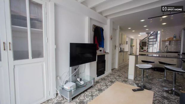 Single Bed in Rooms for rent in modern 3-bedroom apartment in Poblats Marítims, Valencia - Photo 1