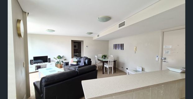 CALL TO BOOK PRIVATE INSPECTION! - SPACIOUS 2 BEDROOM. Fully furnished & fully equipped with all appliances, cookware, crockery, utensils and linen. - Photo 1