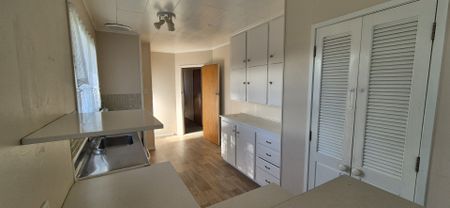 Comfortable 4 Bedroom Family Home - Photo 5