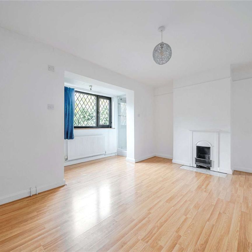 An attractive family home in an ideal location for town, schools and station. - Photo 1