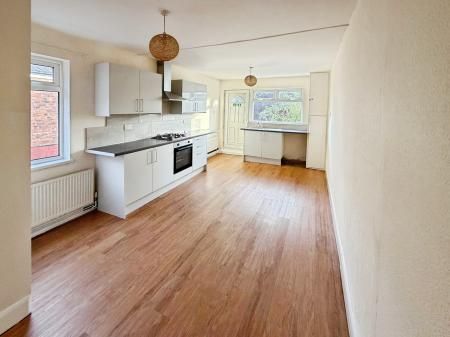 1 bedroom Flat To Let - Photo 3