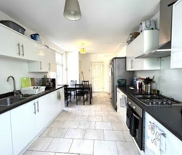 Room in a Shared House, Adelaide Terrace, TW8 - Photo 6