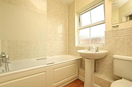 3 bedroom flat to rent - Photo 5