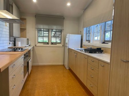 Modern fully furnished unit ready to move in - Photo 3