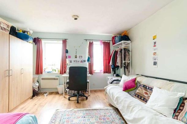 Maplehurst Close, Kingston, KT1 - Photo 1