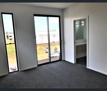 Modern Designer Home in Rochedale Estate - Photo 2