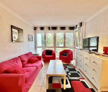 Alquiler de piso en Calle Hermanos Álvarez Quintero - Photo 1