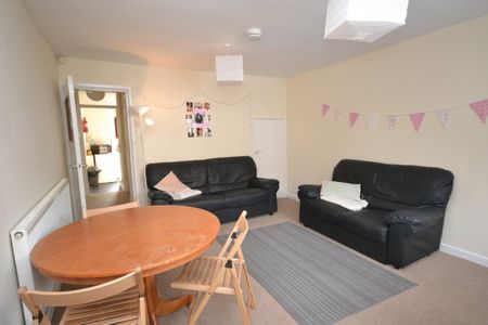 4 bed Mid Terraced House for Rent - Photo 2